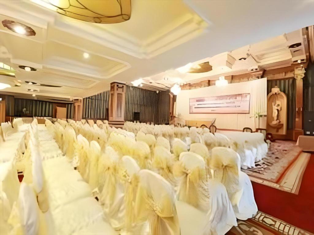 Gajahmada Graha Hotel Malang Exterior foto