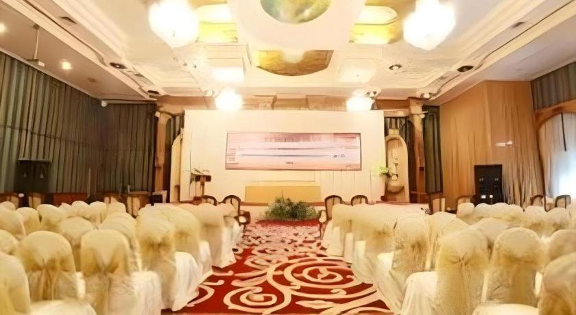 Gajahmada Graha Hotel Malang Exterior foto